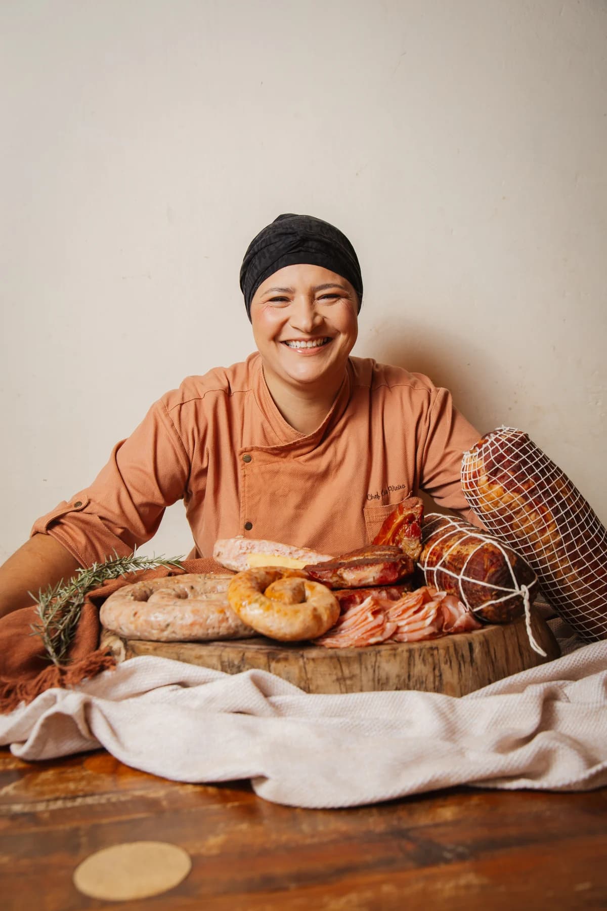 Chef Cris Vieira à mesa com os produtos da Brutona